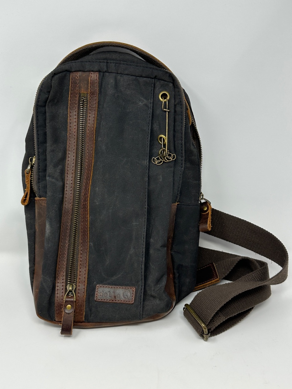 Della Bags della Q Black Waxed Canvas & Leather Sling Bag messenger bag yarn bag